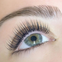 SCHWUNG & FARBE – KLASSISCHES LASHLIFTING MIT FÄRBUNG FÜR NATÜRLICH VOLLE WIMPERN