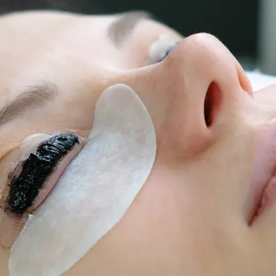 INTENSIVE FARBE – WIMPERNFÄRBEN FÜR AUSDRUCKSSTARKE, DUNKLE WIMPERN INTENSIVE FARBE – WIMPERNFÄRBEN FÜR AUSDRUCKSSTARKE, DUNKLE WIMPERN