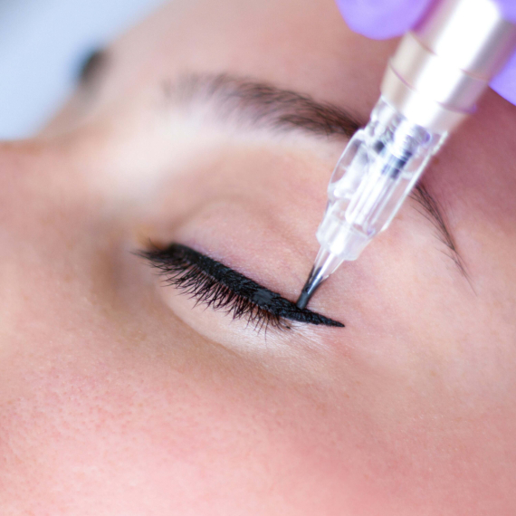 PERFEKTE AUGENBETONUNG – WIMPERNKRANZVERDICHTUNG MIT SANFTEM EYELINER-FLÜGEL