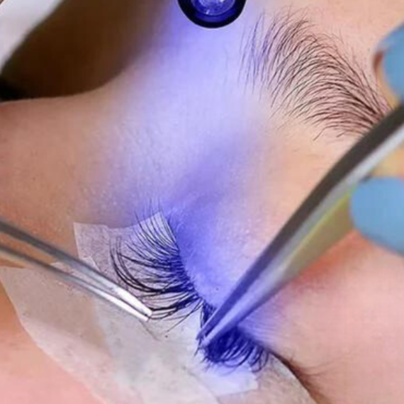 AUFFÜLLEN 2 WOCHEN „LA NATURELLE“ WIMPERNEXTENSIONS MIT UV-LICHT-TECHNIK